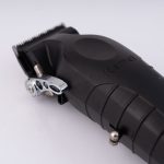 ماشین اصلاح موی سر و صورت تریمر کیمی مدل KM-2296، با طراحی ارگونومیک، دارای چراغ نشانگر شارژ، منبع انرژی باتری قابل شارژ، اندازه اصلاح 0.2 تا 2 میلی‌متر، جنس تیغه کربن استیل، مدت زمان شارژ 210 دقیقه و مدت زمان استفاده پس از شارژ 350 دقیقه