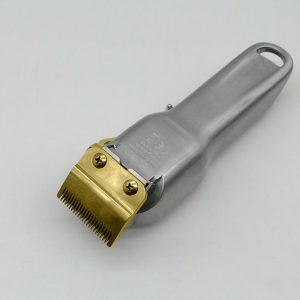 ماشین اصلاح موی سر و صورت تریمر وی جی آر مدل V-134، با اهرم تنظیم تیغه، دارای صفحه نمایش LCD و سر قابل شست‌وشو، منبع انرژی برق، اندازه اصلاح 1 تا 3.5 میلی‌متر، جنس تیغه استیل پیشرفته، مدت زمان شارژ 180 دقیقه و مدت زمان استفاده پس از شارژ 300 دقیقه