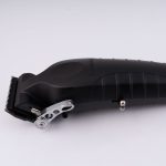 ماشین اصلاح موی سر و صورت تریمر کیمی مدل KM-2296، با طراحی ارگونومیک، دارای چراغ نشانگر شارژ، منبع انرژی باتری قابل شارژ، اندازه اصلاح 0.2 تا 2 میلی‌متر، جنس تیغه کربن استیل، مدت زمان شارژ 210 دقیقه و مدت زمان استفاده پس از شارژ 350 دقیقه