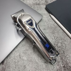 ماشین اصلاح موی سر و صورت تریمر وی جی آر مدل VGR V-140، با قابلیت تنظیم تیغه، دارای نمایشگر میزان باتری، منبع انرژی برق، اندازه اصلاح 1.5 تا 6 میلی‌متر، جنس تیغه استیل پیشرفته، مدت زمان شارژ 180 دقیقه و مدت زمان استفاده پس از شارژ 300 دقیقه