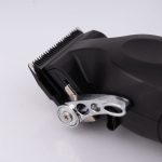 ماشین اصلاح موی سر و صورت تریمر کیمی مدل KM-2296، با طراحی ارگونومیک، دارای چراغ نشانگر شارژ، منبع انرژی باتری قابل شارژ، اندازه اصلاح 0.2 تا 2 میلی‌متر، جنس تیغه کربن استیل، مدت زمان شارژ 210 دقیقه و مدت زمان استفاده پس از شارژ 350 دقیقه