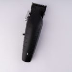 ماشین اصلاح موی سر و صورت تریمر کیمی مدل KM-2296، با طراحی ارگونومیک، دارای چراغ نشانگر شارژ، منبع انرژی باتری قابل شارژ، اندازه اصلاح 0.2 تا 2 میلی‌متر، جنس تیغه کربن استیل، مدت زمان شارژ 210 دقیقه و مدت زمان استفاده پس از شارژ 350 دقیقه